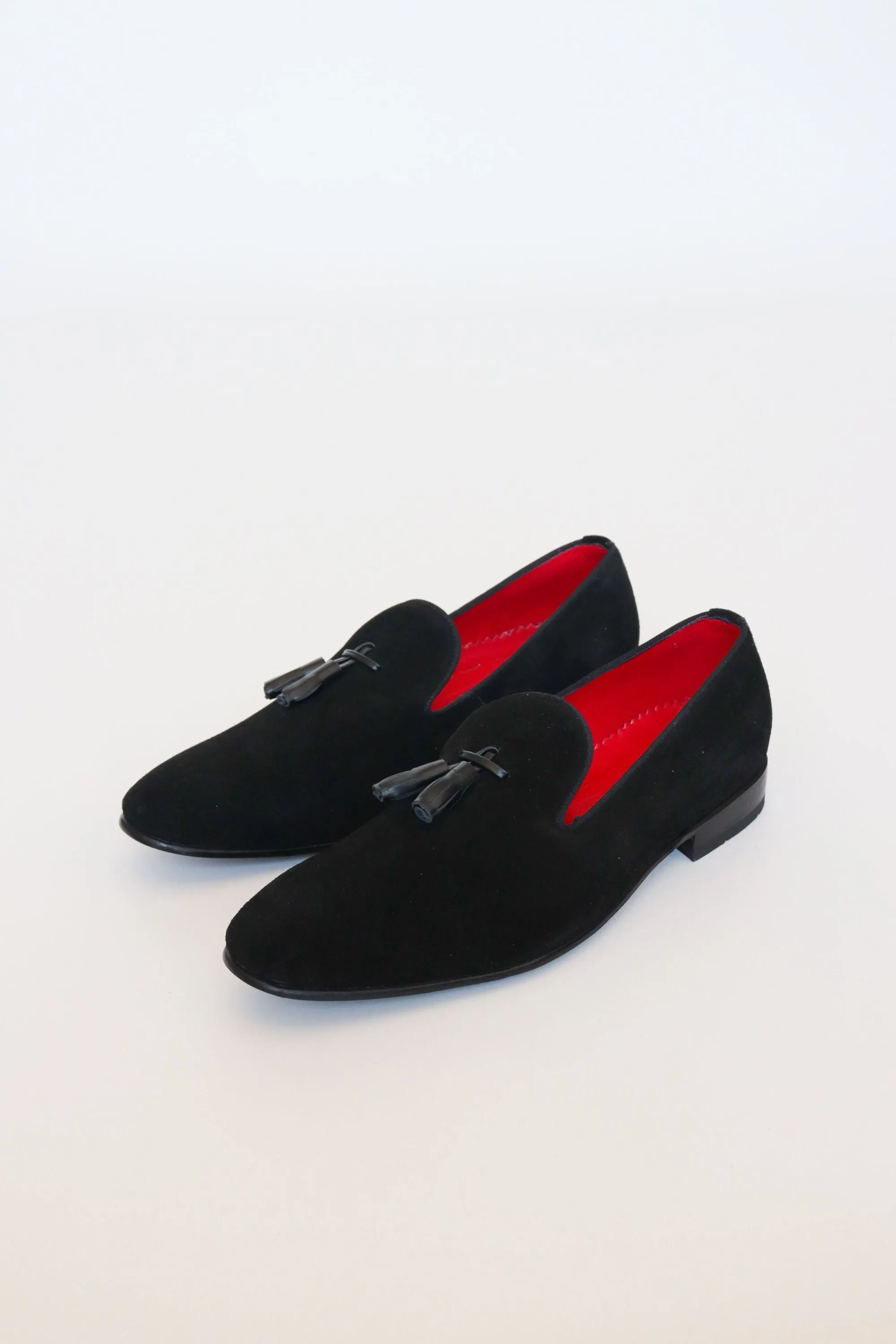 SLIPPERS BASILIO EN CUERO CARNAZA NEGRO PARA HOMBRE  / REF: LUZ 1707